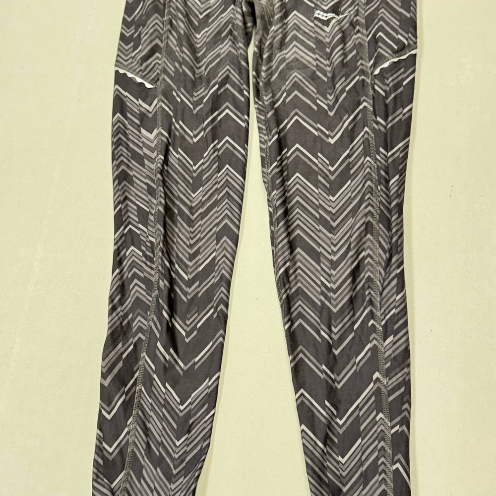 Saucony Women's Black and Gray Chevron Joggers Activewear Leggings